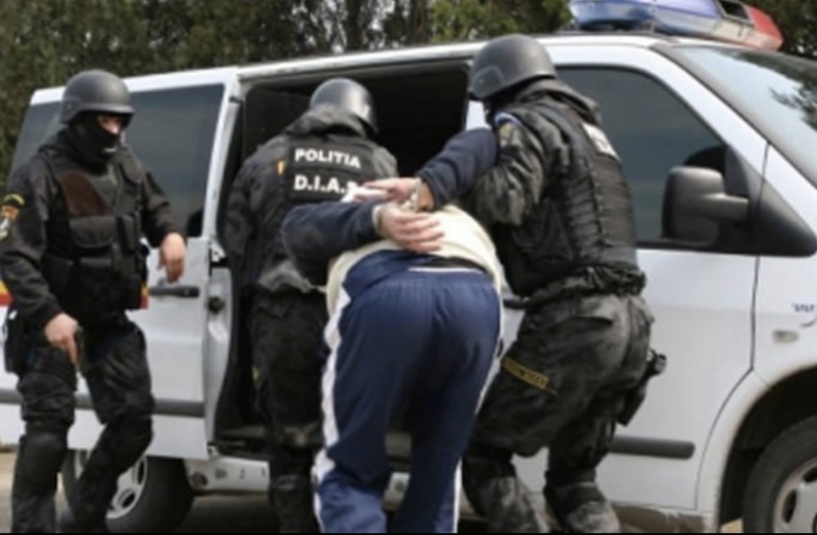 Doi bărbați au evadat din arestul la domiciliu, polițiștii din Târgoviște au efectuat o verificare la locuința unui tânăr de 27 de ani, aflat sub măsura arestului la domiciliu pentru 30 de zile.