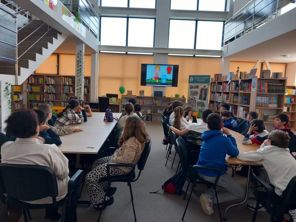  La Filiala pentru Copii a Bibliotecii Județene Dâmbovița, elevii Școlii Matei Basarab din Târgoviște au participat ieri  la o activitate educativă dedicată protejării mediului înconjurător. Evenimentul a fost organizat pentru a încuraja tinerii să înțeleagă importanța protejării planetei și să adopte comportamente responsabile față de natură.