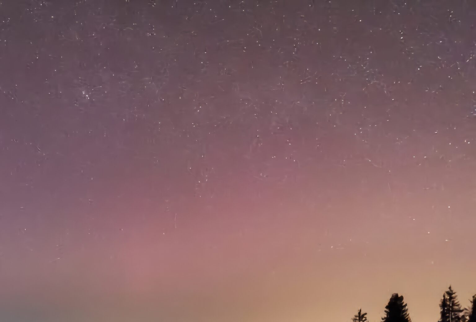  O furtună geomagnetică de nivel înalt,  este în plină desfășurare și creează condiții favorabile pentru apariția aurorei în zone mai sudice decât de obicei.