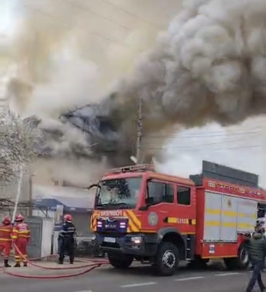 Incendiu puternic la o pensiune din Buciumeni .În această dimineață, în jurul orei 07:15, pompierii au fost solicitați să intervină