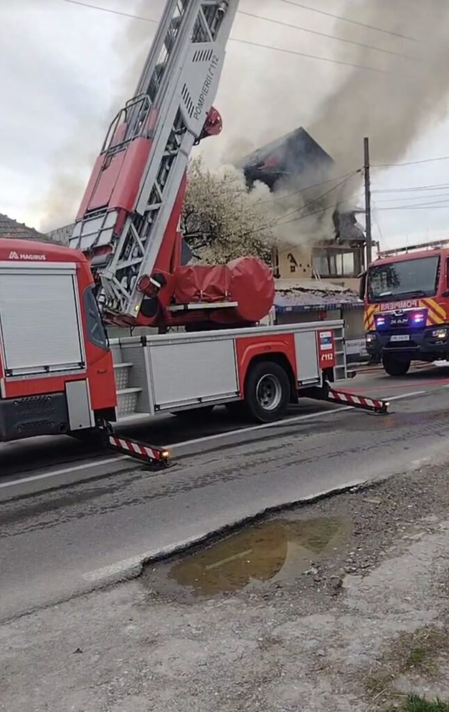 Incendiu puternic la o pensiune din Buciumeni .În această dimineață, în jurul orei 07:15, pompierii au fost solicitați să intervină
