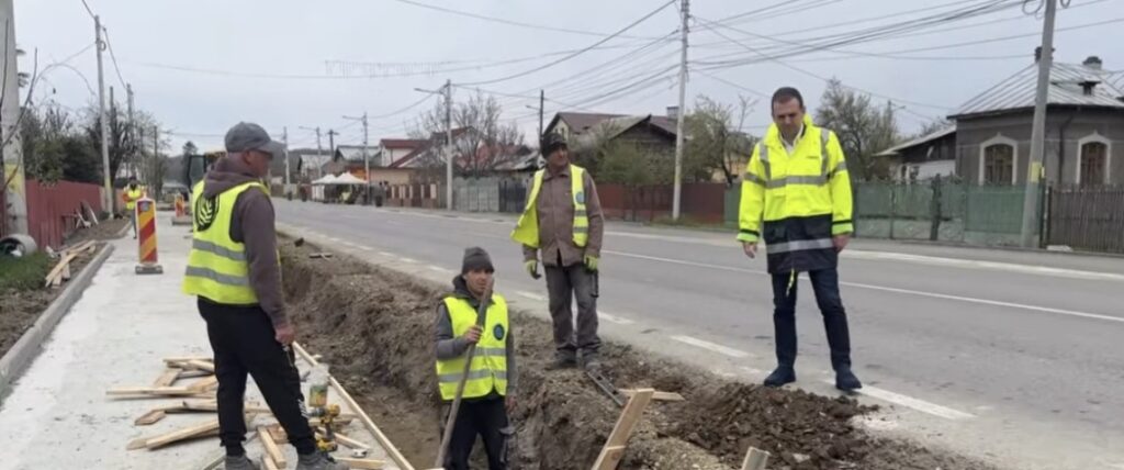 Început de săptămână în forță la Răzvad: se lucrează intens la străzi, trotuare și piste pentru biciclete