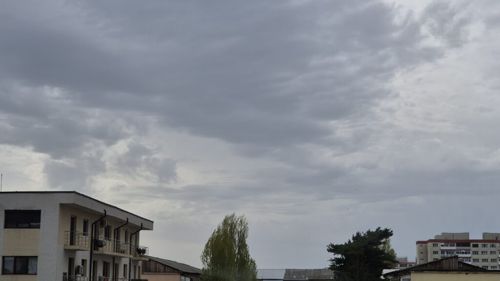 PROGNOZA METEO A FOST ACTUALIZATĂ CU O INFORMARE METEO pentru județul Dâmbovița: Vânt puternic, vijelii, ploi și grindină.