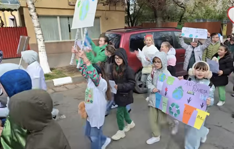 Parada costumelor ECO, un exemplu de responsabilitate și creativitate la Titu.În cadrul programului „Săptămâna verde”, Școala Gimnazială „Pictor Nicolae Grigorescu” din Titu