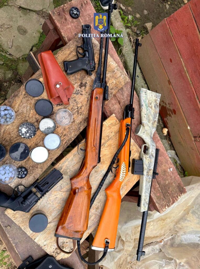 Percheziție în Vișinești, polițiștii din cadrul Serviciului Arme, Explozivi și Substanțe Periculoase, sub coordonarea Parchetului de pe lângă Judecătoria Moreni, au efectuat o percheziție domiciliară la locuința unui bărbat de 61 de ani, din comuna Vișinești.