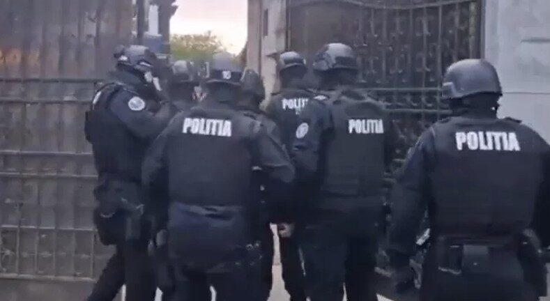 Percheziții la Nucet, hoții luați pe sus de mascați.