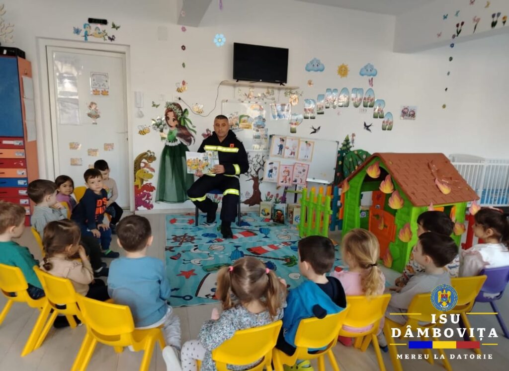 Pompierii din Târgoviște au fost invitați la Grădinița cu Program Prelungit Nr. 2 pentru a desfășura o activitate educativă tematică, dedicată celor mici, despre meseria de salvator