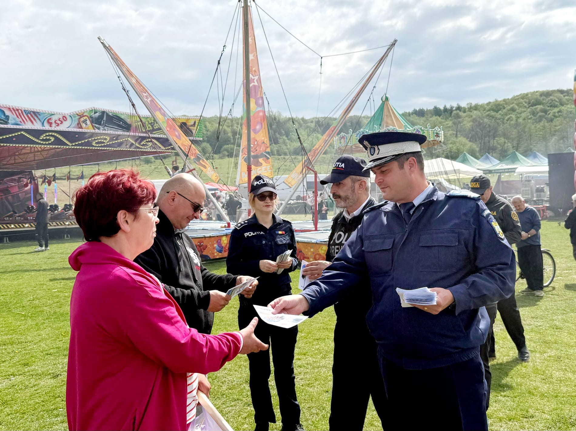 Prevenirea infracțiunilor! Jandarmii, polițiștii și reprezentanții Serviciului Județean Anticorupție Dâmbovița au desfășurat ieri, în târgurile din Moreni și Voinești, acțiuni de informare destinate prevenirii faptelor antisociale și a infracțiunilor de corupție.