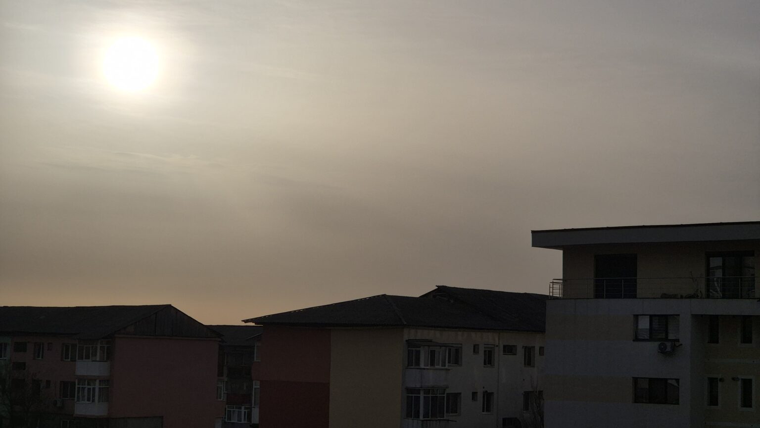 Prognoza meteo, deși dimineața aduce  pe alocuri ploi slabe și izolate, ziua de astăzi vine cu mult soare și temperaturi neobișnuit de ridicate pentru această perioadă a anului.