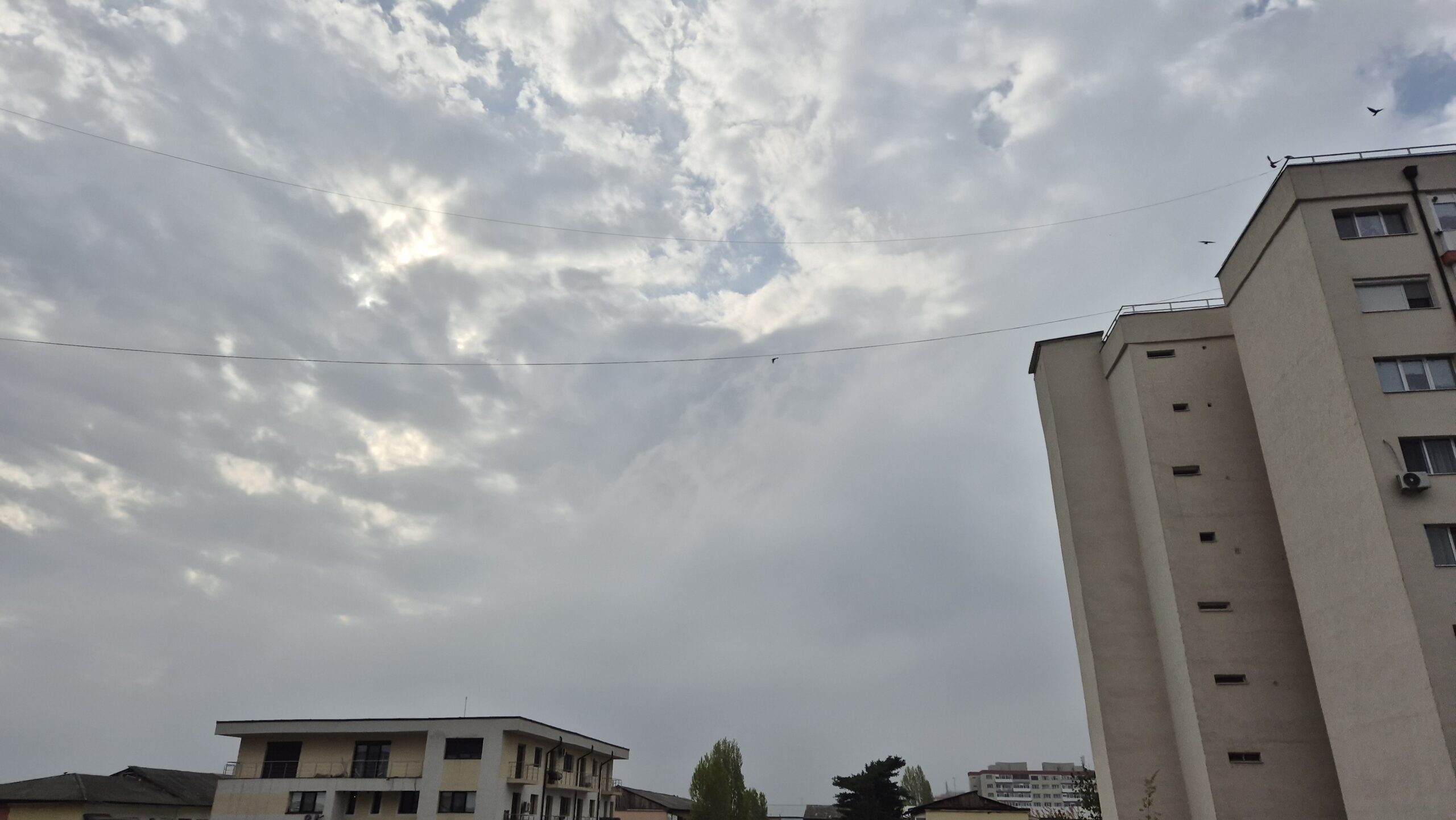 Prognoza meteo: Vreme instabilă – nu scăpăm astăzi de nori și ploi slabe