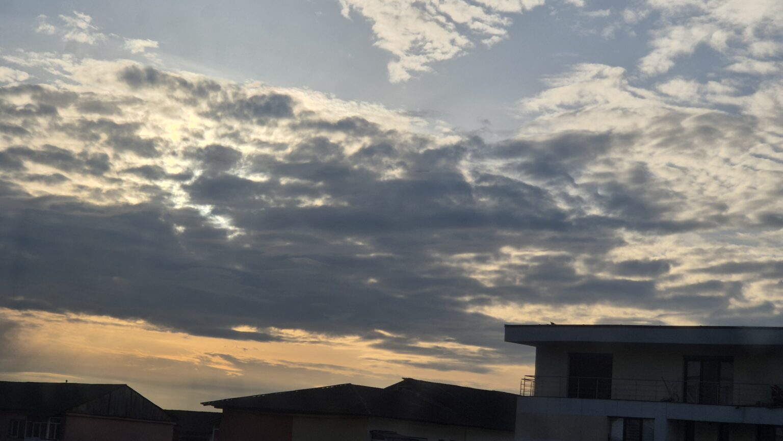 Prognoza meteo pentru vineri, 4 aprilie 2025: Schimbare bruscă, ploi, vânt și temperaturi scăzute.