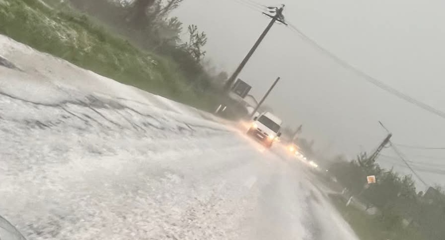 Astăzi, între localitățile Doicești și Aninoasa, un fenomen meteorologic extrem a transformat Drumul Național 71 într-un veritabil drum de iarnă, în ciuda faptului că ne aflăm în plină primăvară. Un potop de grindină s-a abătut asupra zonei, depunând un strat consistent de gheață pe carosabil, afectând grav vizibilitatea și îngreunând circulația rutieră.