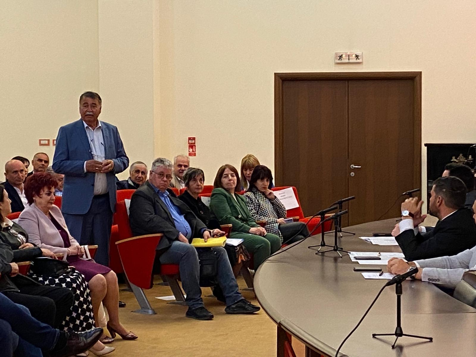 Centrul Internațional de Conferințe al Universității „Valahia” a găzduit o ședință extinsă a Colegiului Prefectural Dâmbovița, prezidată de prefectul județului, Marian Tănase. Evenimentul a avut un caracter special, prin participarea tuturor primarilor din județ, alături de reprezentanți ai serviciilor publice deconcentrate și ai unor companii naționale.