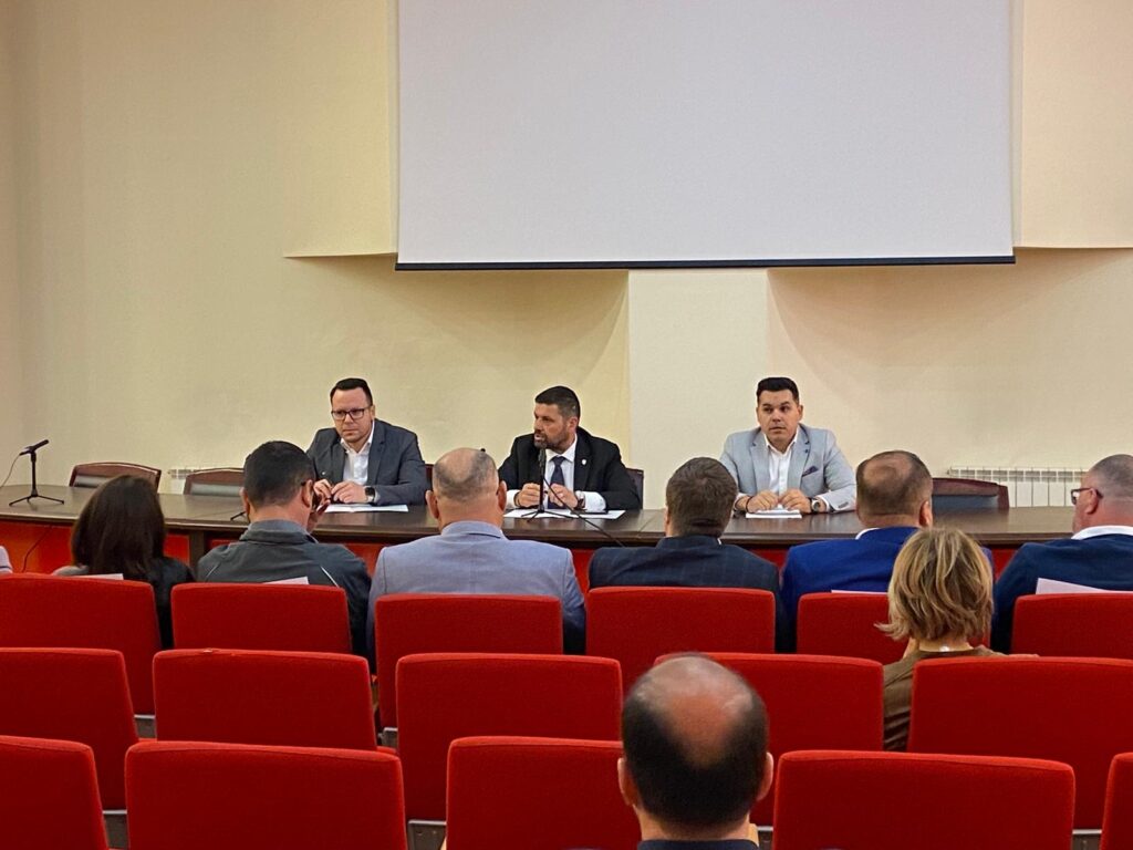 Centrul Internațional de Conferințe al Universității „Valahia” a găzduit o ședință extinsă a Colegiului Prefectural Dâmbovița, prezidată de prefectul județului, Marian Tănase. Evenimentul a avut un caracter special, prin participarea tuturor primarilor din județ, alături de reprezentanți ai serviciilor publice deconcentrate și ai unor companii naționale.