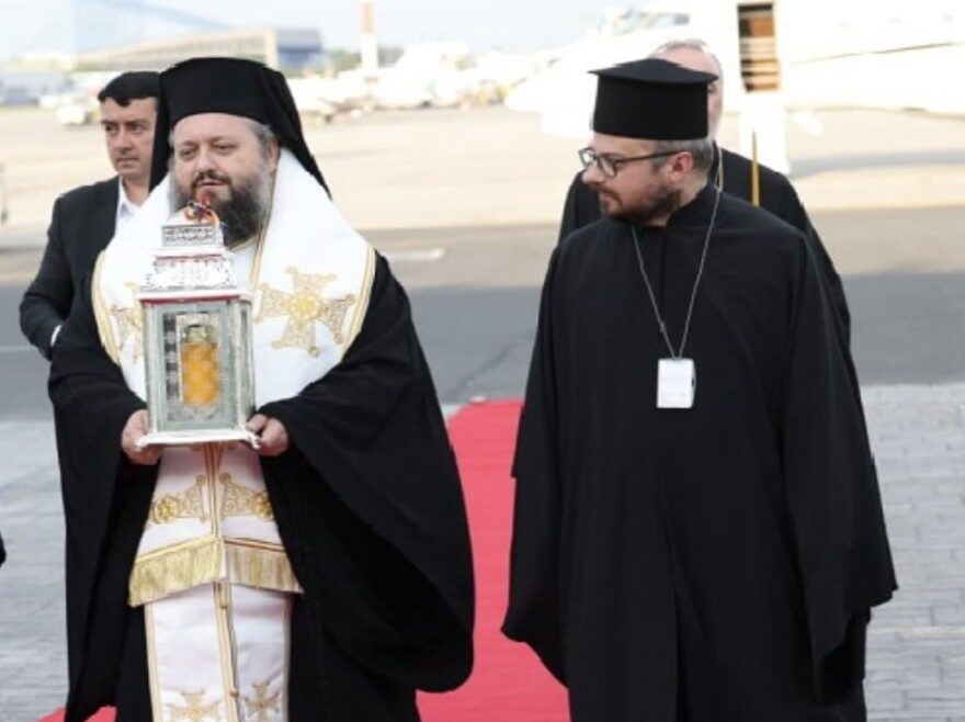 Sfânta Lumină de la Ierusalim a ajuns în această seară în România. În jurul orei 14:35, la Biserica Sfântului Mormânt din Ierusalim, s-a întâmplat