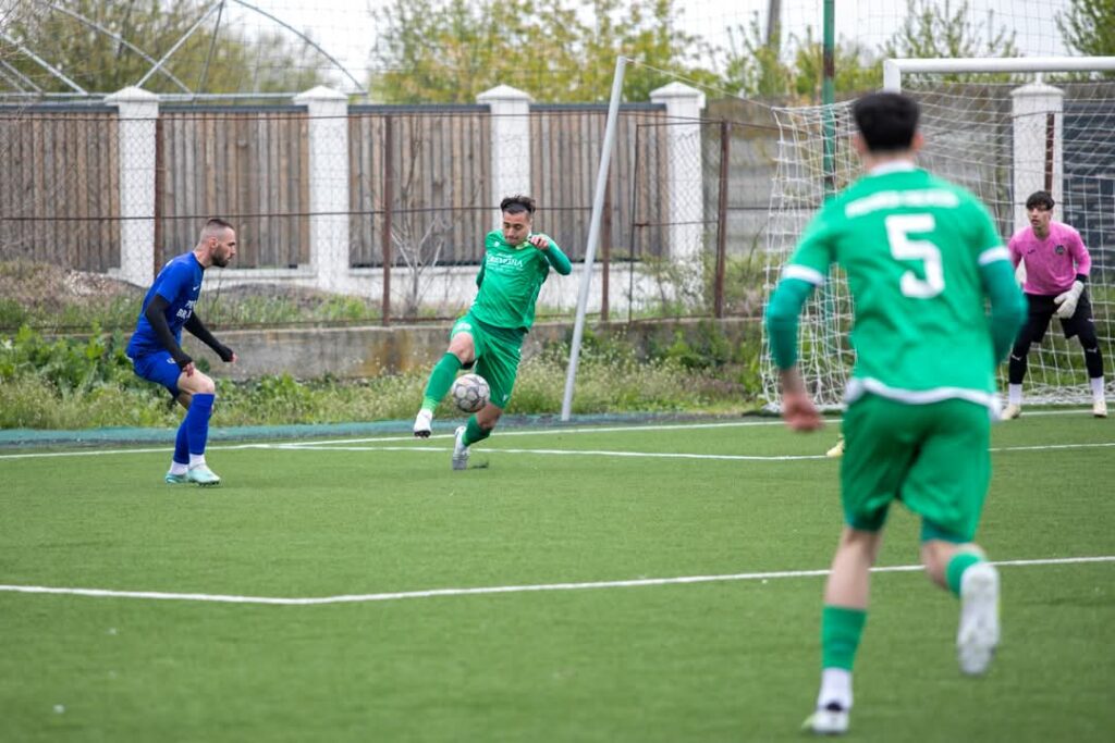 Spectacol fotbalistic în Liga 4 Dâmbovița: Oaspeții au dominat iar Voința Crevedia își consolidează poziția de lider Spectacol fotbalistic în Liga 4 Dâmbovița.În cea mai recentă etapă a Ligii a 4-a Dâmbovița, la seniori, oaspeții au fost în centrul atenției, obținând rezultate solide în fața gazdelor.