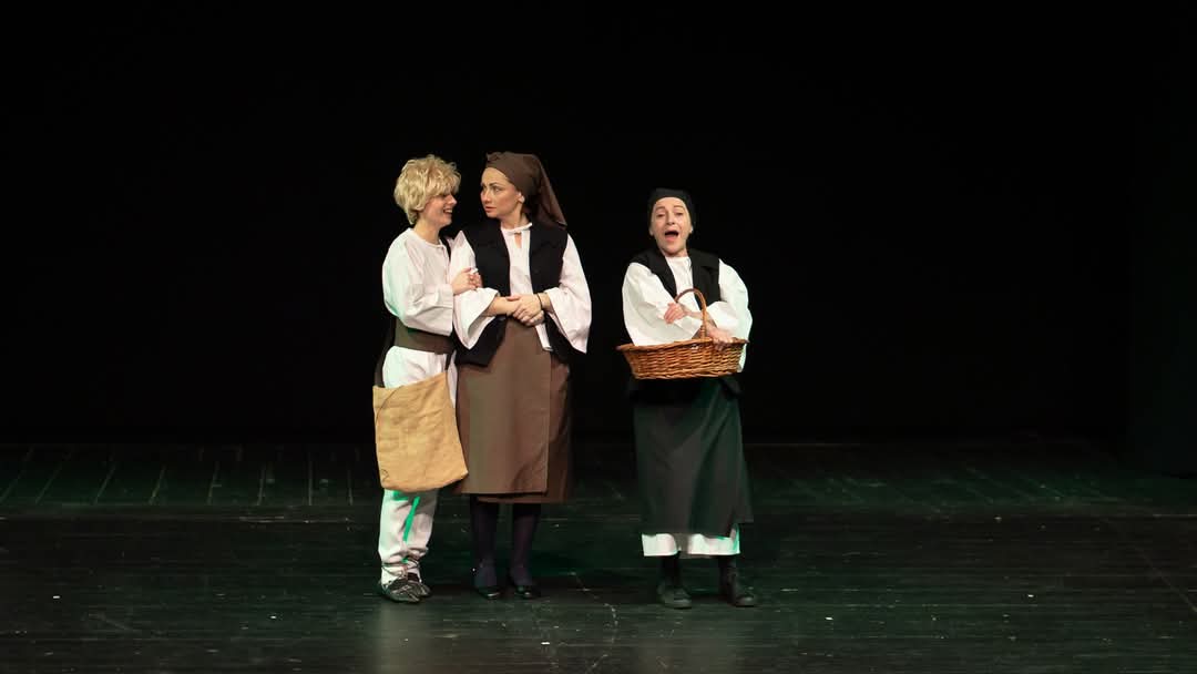 Pe 26 aprilie, de la ora 11:00, scena Teatrului Tony Bulandra prinde viață cu spectacolul „Amintiri din copilărie”, o reinterpretare veselă, interactivă și plină de haz a celebrei opere semnate de Ion Creangă.