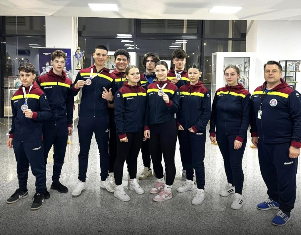 Sportivii de la CS Târgoviște au încheiat cu succes ediția din acest an a Campionatului Național de Karate Interstiluri, desfășurat pe 29 martie 2025, în Sala Sporturilor din Mioveni. Competiția, una dintre cele mai importante din calendarul național, a reunit 790 de sportivi din 72 de cluburi din țară, iar Târgoviștea a ieșit în evidență prin prestațiile remarcabile ale sportivilor săi.