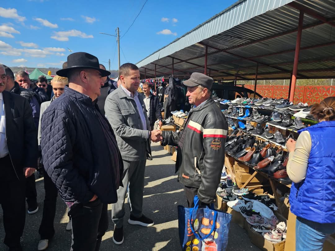 Președintele CJ Dâmbovița, Corneliu Ștefan, la Târgul de Florii de la Voinești. De Florii, comuna Voinești a fost din nou centrul tradiției și al bucuriei comunității, găzduind cunoscutul Târg de Florii