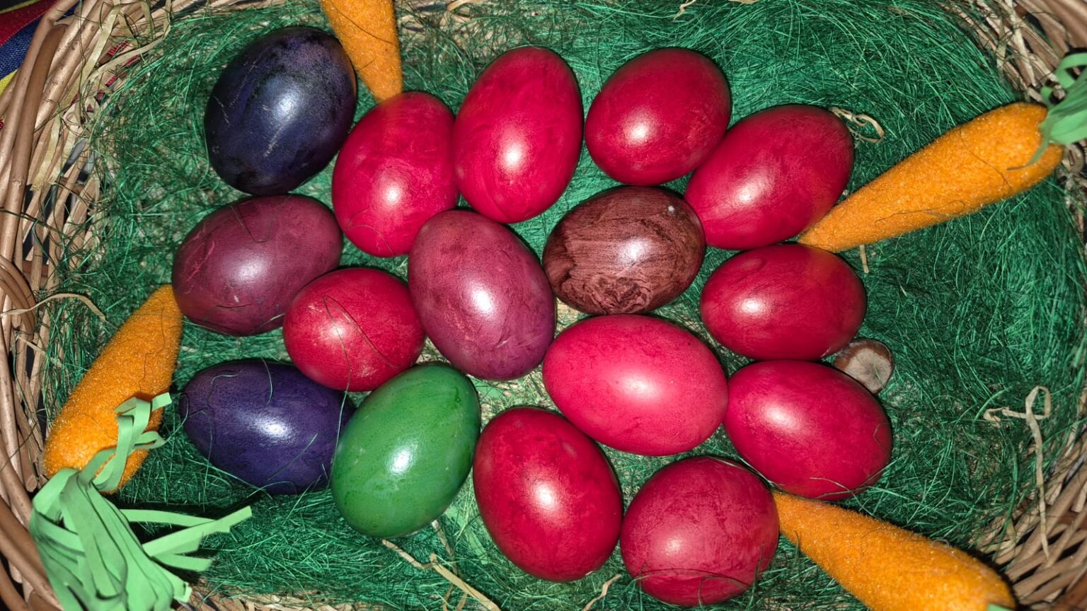 Tradiția ouălor roșii de Paște! Ouăle roșii sunt nelipsite de pe masa tradițională de Paște, fiind un simbol al învierii și vieții veșnice. Potrivit tradiției creștine, în dimineața Paștelui, ouăle se ciocnesc, însoțite de salutul pascal: