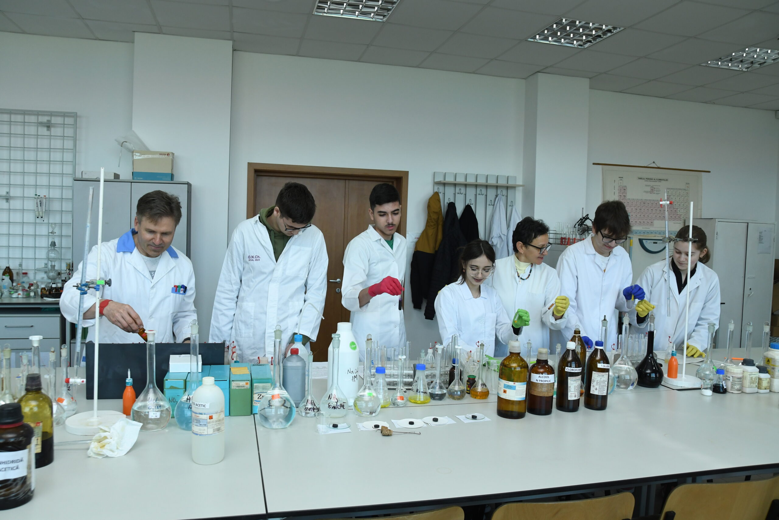 Universitatea „Valahia” din Târgoviște, prin Facultatea de Științe și Arte, în parteneriat cu Centrul Județean de Excelență Dâmbovița, continuă să susțină excelența în educație, dedicându-se pregătirii elevilor dâmbovițeni care s-au calificat la etapa națională a olimpiadelor de fizică și chimie.