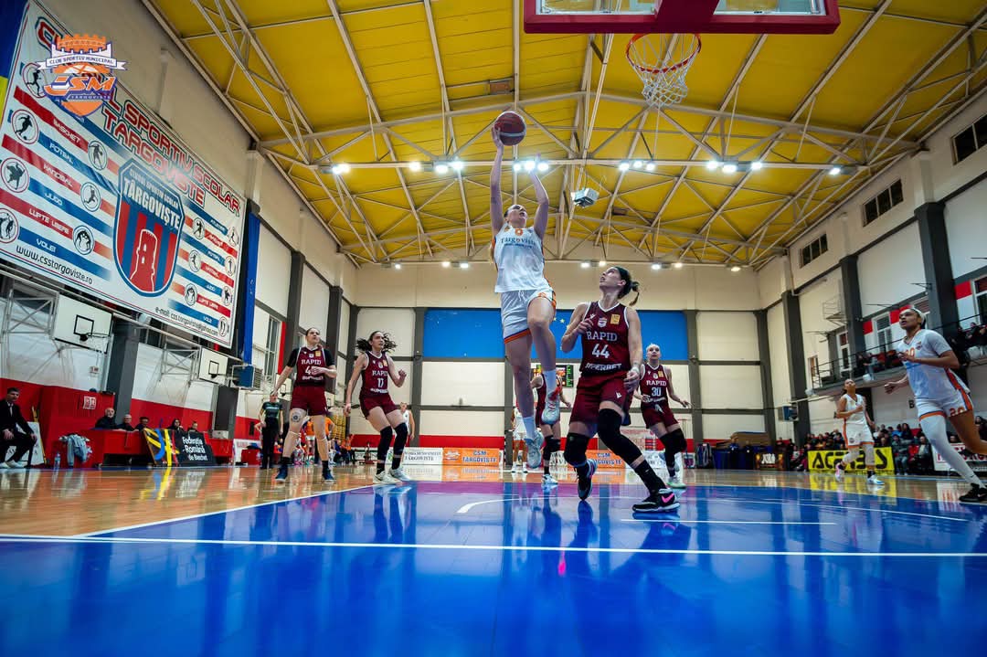 CSM Târgoviște a făcut spectacol în Sala „Ioan Valerian”, învingând echipa Sepsi SIC Sfântu Gheorghe cu scorul de 72-58, într-un meci plin de emoție și determinare.