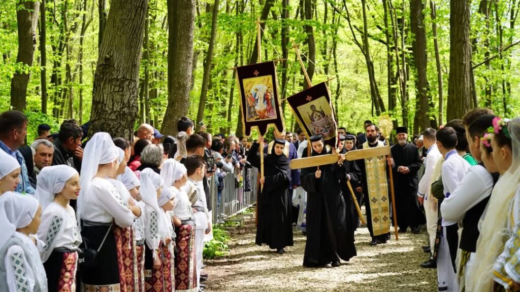 Vinerea din Săptămâna Luminată, astăzi, 25 aprilie 2025, creștinii ortodocși prăznuiesc sărbătoarea „Izvorul Tămăduirii”, o zi cu profunde semnificații spirituale, închinată Maicii Domnului și puterii vindecătoare a harului divin. Sărbătoarea are loc în fiecare an în vinerea din Săptămâna Luminată, imediat după Paște, dar nu are o dată fixă în calendarul civil.