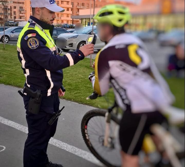 Astăzi sunt controale de amploare pe șoselele din Dâmbovița: Polițiști în acțiune încă de la primele ore ale dimineții Astăzi sunt controale de amploare pe șoselele din Dâmbovița.Traficul intens generat de întoarcerea din minivacanța de Paști a determinat mobilizarea masivă a polițiștilor rutieri în județul Dâmbovița.