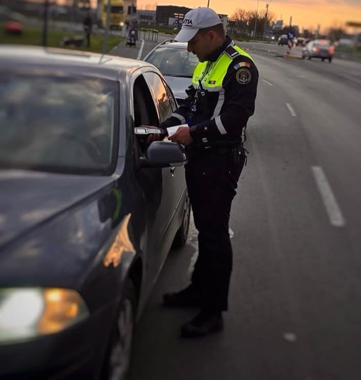 Astăzi sunt controale de amploare pe șoselele din Dâmbovița.Traficul intens generat de întoarcerea din minivacanța de Paști a determinat mobilizarea masivă a polițiștilor rutieri în județul Dâmbovița.