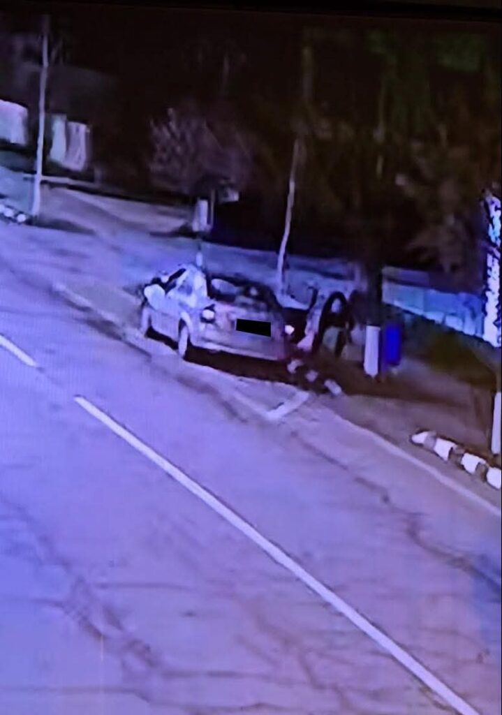 Orașul Titu a fost martorul unui incident neplăcut în urma cu câteva zile, când o persoană a fost surprinsă de camerele de supraveghere în timp ce fura florile proaspăt plantate pe strada Pictor Nicolae Grigorescu. Acest act de vandalism afectează nu doar aspectul estetic al zonei, ci și eforturile autorităților și ale comunității de a înfrumuseța orașul.