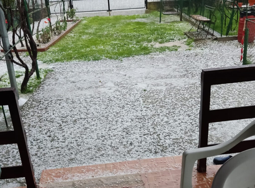 Astăzi, între localitățile Doicești și Aninoasa, un fenomen meteorologic extrem a transformat Drumul Național 71 într-un veritabil drum de iarnă, în ciuda faptului că ne aflăm în plină primăvară. Un potop de grindină s-a abătut asupra zonei, depunând un strat consistent de gheață pe carosabil, afectând grav vizibilitatea și îngreunând circulația rutieră.
