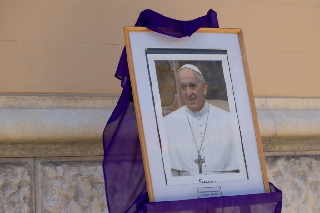 Guvernul României a declarat ziua de  26 aprilie 2025, zi de doliu național, în semn de omagiu pentru trecerea la cele veșnice a Sanctității Sale, Papa Francisc, liderul Bisericii Romano-Catolice și un simbol al păcii, al dialogului interreligios și al solidarității globale.
