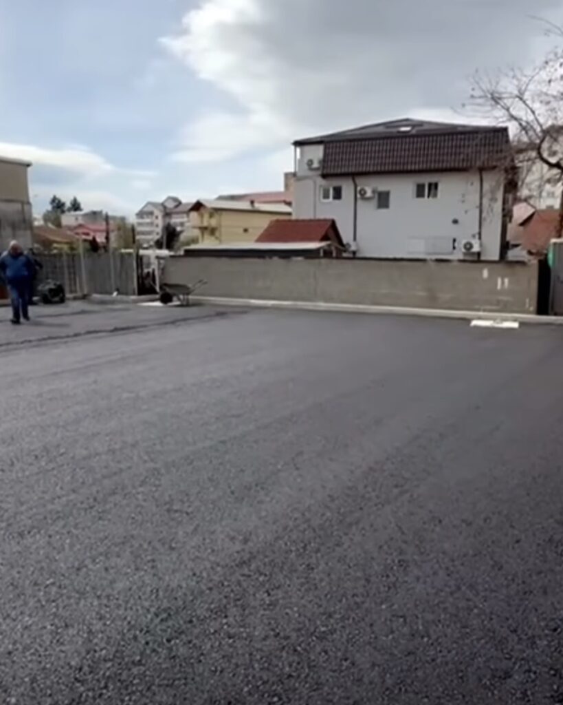 O nouă parcare în curs de amenajare pe strada Gabriel Popescu din Târgoviște.