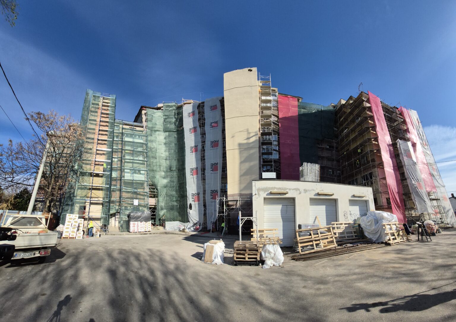 Lucrările de reabilitare termică la blocurile „G” din spatele fostei Bancpost au început în forță.  Primarul Daniel Cristian Stan, a susținut o conferință de presă pe șantierul de la aceste blocuri, unde s-au dat detalii despre proiectele ample ce vizează îmbunătățirea eficienței energetice a blocurilor din municipiul Târgoviște.