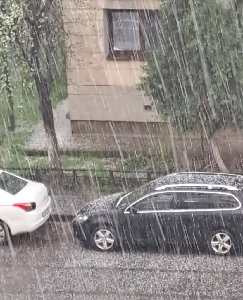 Iarna revine în forță, pregătește-te pentru o schimbare bruscă de vreme! Deși primăvara a început să-și facă simțită prezența, iarna revine cu forță începând din 4 spre 5 aprilie. Meteorologii anunță răcire semnificativă a temperaturilor și un val de fenomene meteorologice extreme, ce vor afecta întreaga țară.