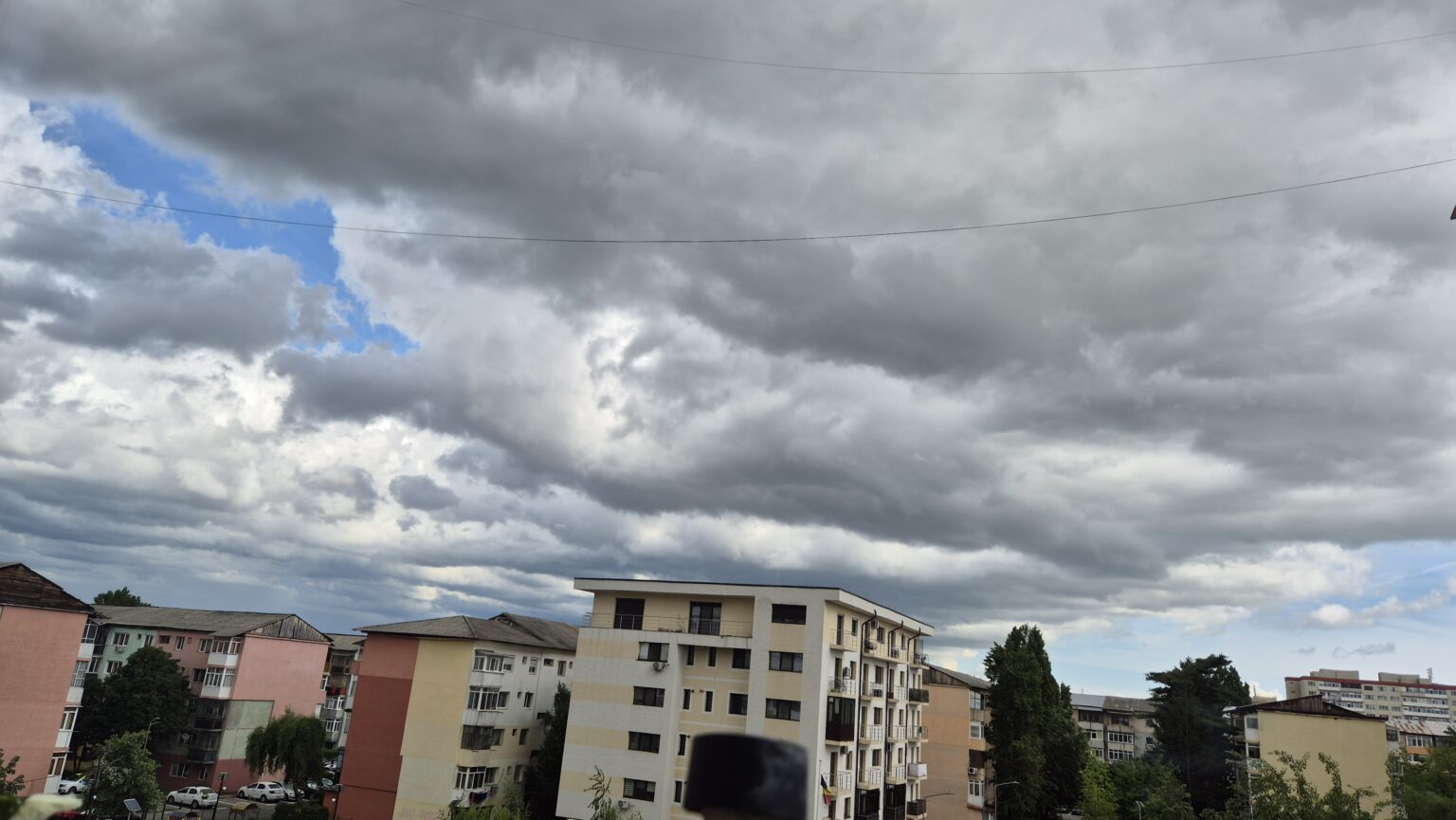 Atenționare COD GALBEN de FURTUNI în județul Dâmbovița, instabilitate atmosferică accentuată între 8 și 9 mai