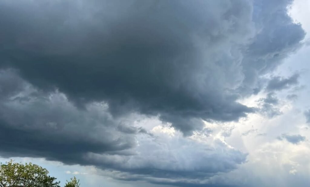 COD GALBEN de vreme severă în județul Dâmbovița: Averse torențiale, vijelii și grindină COD GALBEN de vreme severă în județul Dâmbovița: Averse torențiale, vijelii și grindină