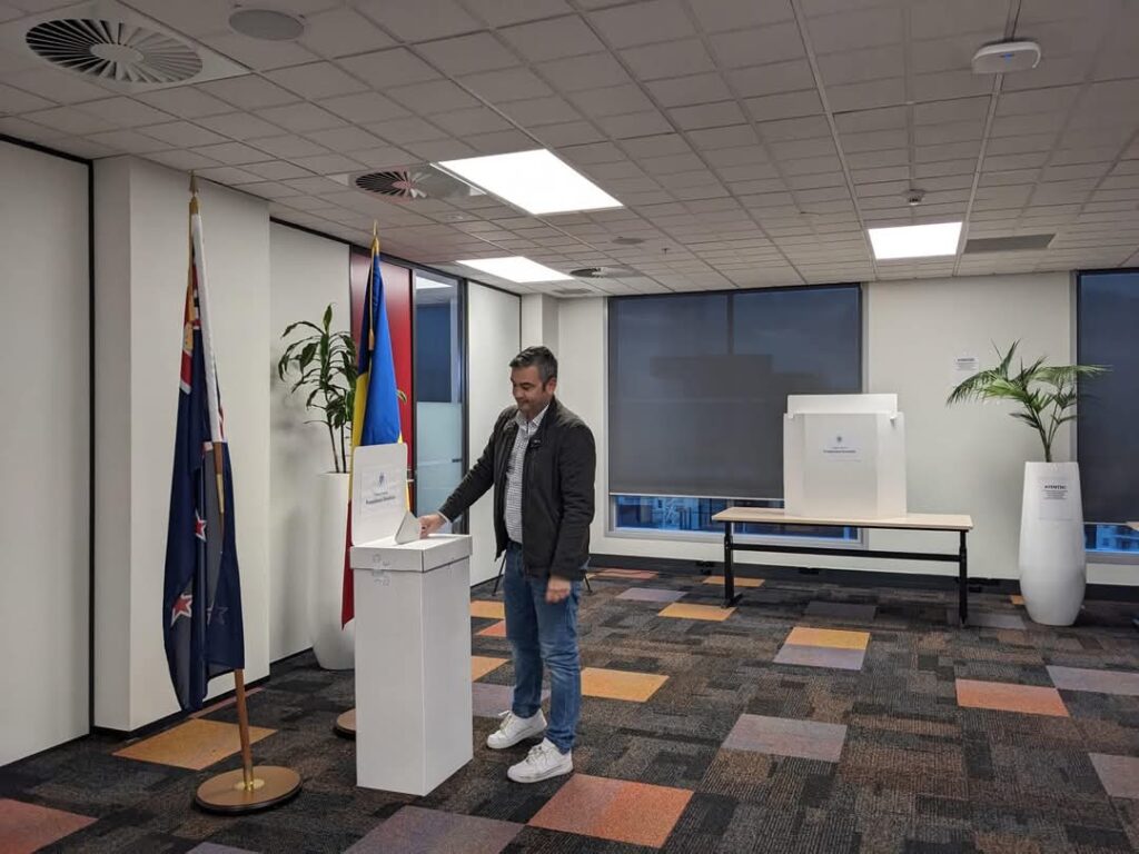 DIASPORA VOTEAZĂ deja pentru Alegeri Prezidențiale 2025 DIASPORA VOTEAZĂ deja pentru Alegeri Prezidențiale 2025, procesul electoral este deja în plină desfășurare pentru cetățenii români din străinătate . Prima secție de votare din afacerea României s-a dedeschis ieri, ora 22:00, în Auckland, Noua Zeelandă, oferindu-le cetățenilor români din această regiune posibilitatea de a-și exprima alegerea.