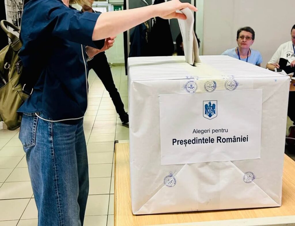 Dâmbovița, gata de vot: 434 de secții de votare în județ pentru alegerile prezidențiale din 4 mai Autoritățile din județul Dâmbovița au finalizat pregătirile pentru desfășurarea în condiții optime a alegerilor prezidențiale programate pentru duminică, 4 mai 2025.