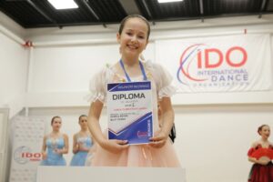 Daria Sandu, micuța balerină din Răcari, va reprezenta România la Campionatul European de Balet din Polonia!