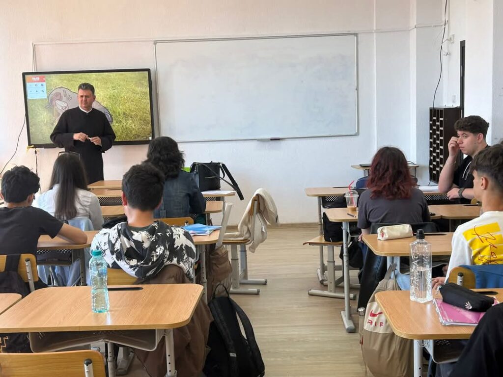 Elevii  de la Liceul de Arte „Bălașa Doamna” din Târgoviște învață să ia decizii responsabile prin proiectul „Sigur pentru copilul singur”