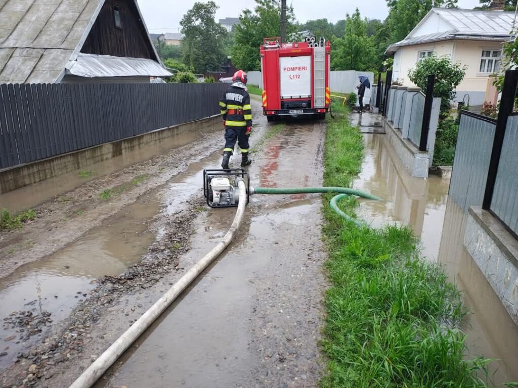 Furia naturii face prăpăd: Inundații și intervenții în 62 de localități din 16 județe