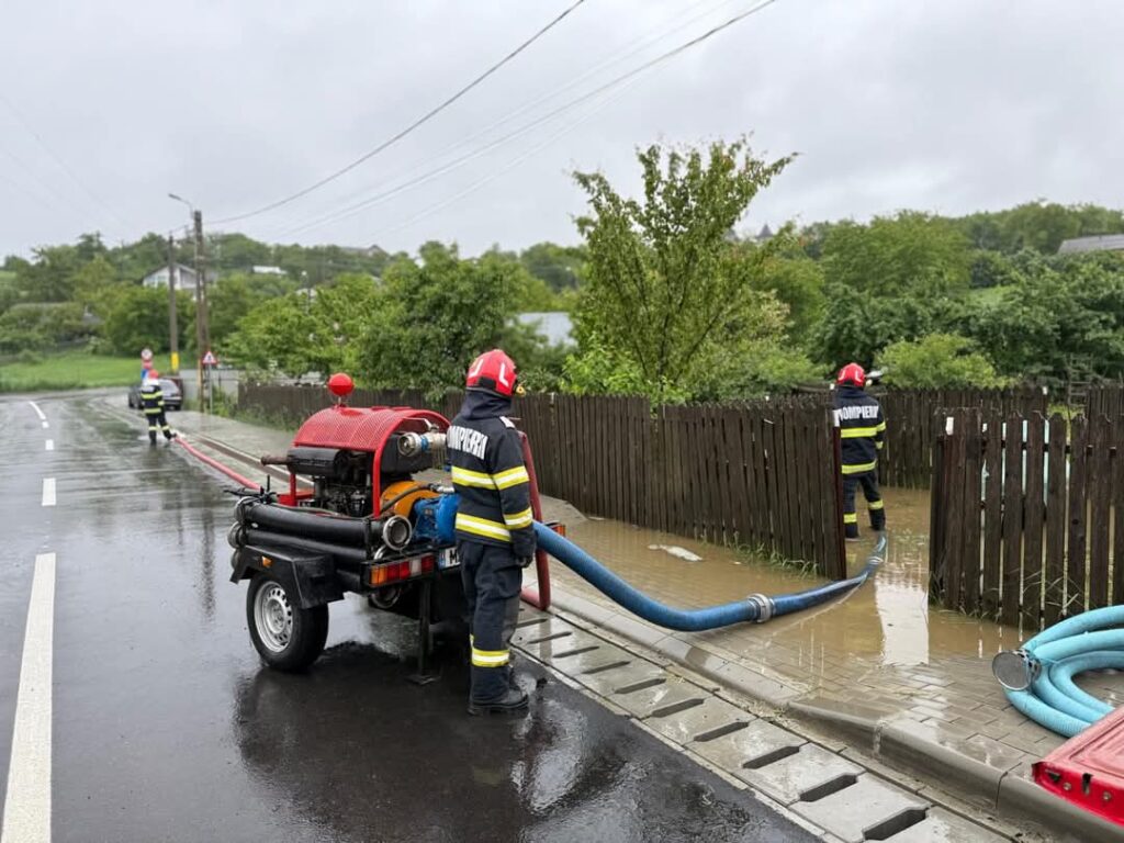 Furia naturii face prăpăd: Inundații și intervenții în 62 de localități din 16 județe