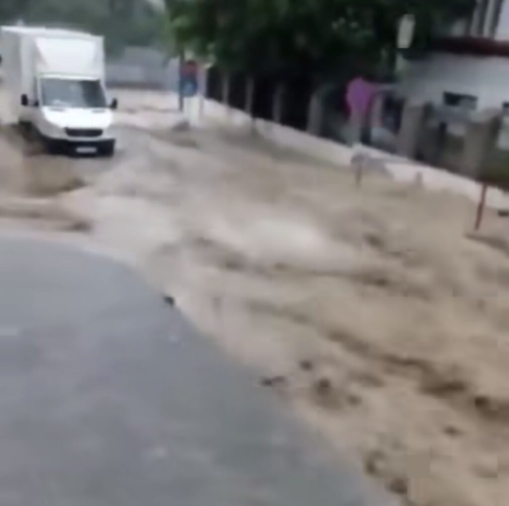 Furtună puternică în Cernavodă: Străzile au devenit râuri, ieri, 22 mai 2025