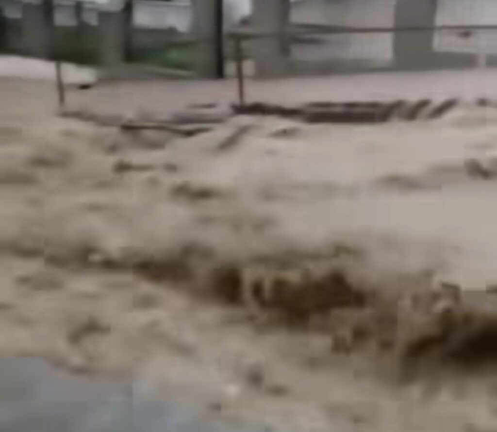 Furtună puternică în Cernavodă: Străzile au devenit râuri, ieri, 22 mai 2025