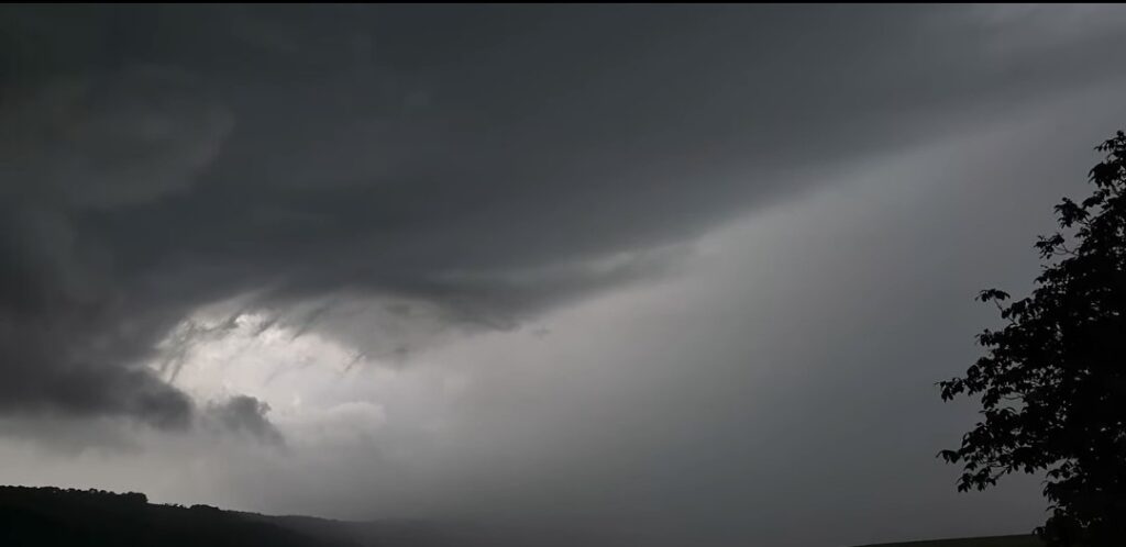 Furtuni și răcire bruscă în  Dâmbovița:  Județul este sub COD GALBEN de vreme severă și INFORMARE METEO 