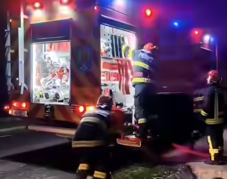 Incendiu puternic la un garaj din Ionești: Un autoturism s-a făcut scrum