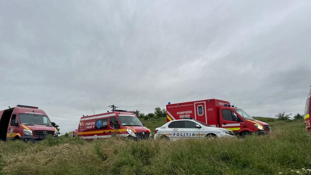 Intervenție de urgență pentru salvarea a trei persoane dintr-un bazin cu apă, în Lungulețu