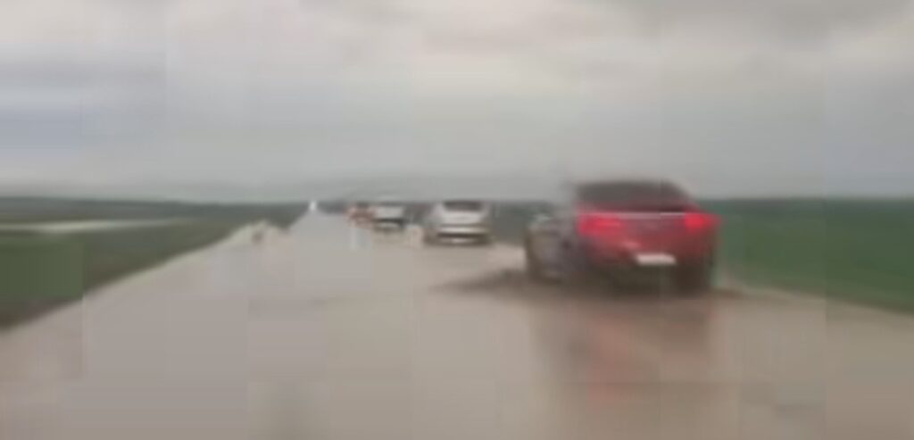  Inundații pe DN11 în județul Covasna: Trafic îngreunat!