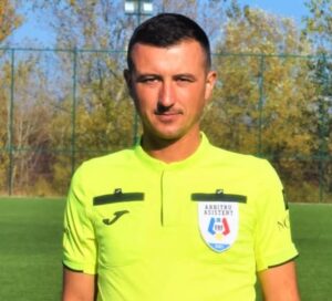 Ion Onicescu, un tânăr arbitru din comuna Glodeni, va face pasul în Liga 2, debutând sâmbătă, 10 mai, ca arbitru asistent în cadrul meciului FC Bihor Oradea – Unirea Ungheni.Un moment important pentru arbitrajul din Dâmbovița.